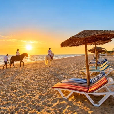 Balade à cheval sur la plage au coucher du soleil près de l'hôtel Welcome Meridiana Djerba.
