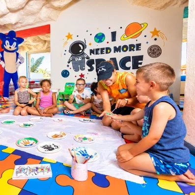 Atelier peinture au club enfants miniclub de l'hôtel Welcome Meridiana Djerba.