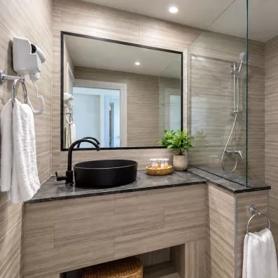 Salle de bain moderne rénovée avec douche italienne et vasque noire à l'hôtel Welcome Meridiana Djerba