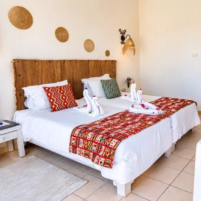 Chambre double spacieuse à l'hôtel tout inclus Welcome Meridiana Djerba avec décoration artisanale