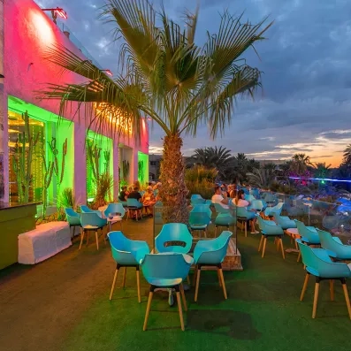 Terrasse illuminée en soirée du bar lounge de hôtel Welcome Meridiana Djerba tout inclus