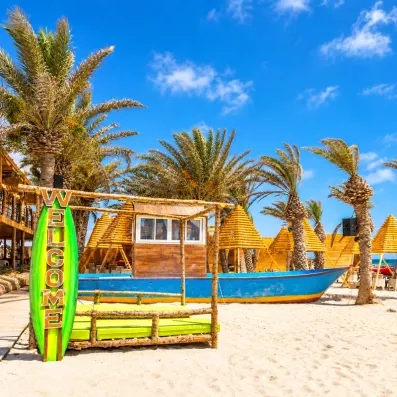 Plage de sable fin et cabanes en bois à hôtel Welcome Meridiana Djerba Tunisie