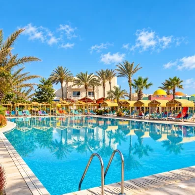 Grande piscine extérieure avec transats du complexe hôtelier Welcome Meridiana Djerba