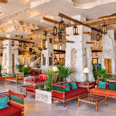 Salon intérieur au design arabo-andalou chaleureux de hôtel Welcome Meridiana Djerba