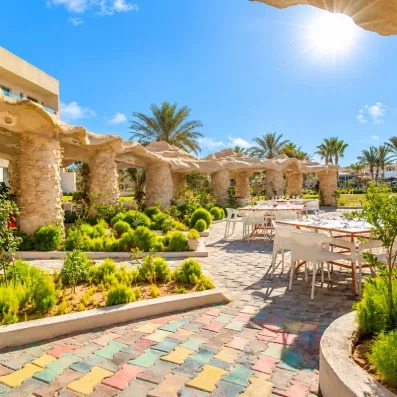 Terrasse de restaurant extérieure ombragée à hôtel Welcome Meridiana Djerba