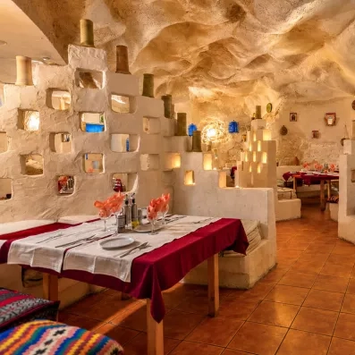 Restaurant à la décoration troglodyte typique au Welcome Meridiana Djerba