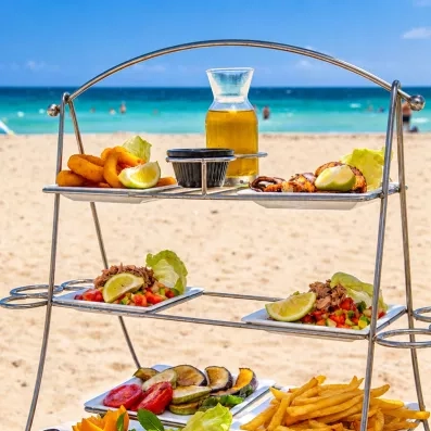 Présentation de fruits de mer et frites sur la plage de l'hôtel tout inclus Welcome Meridiana Djerba