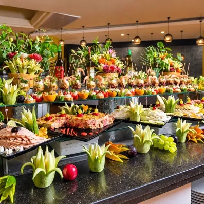 Buffet gourmand garni d'entrées variées et verrines au restaurant de l'hôtel Welcome Meridiana Djerba