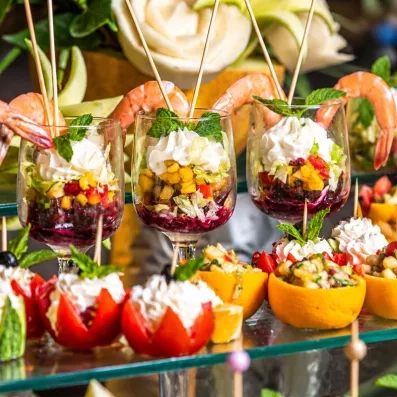 Verrines fraîcheur aux crevettes et tomates farcies au buffet du Welcome Meridiana Djerba