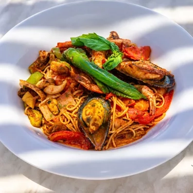 Assiette de spaghettis aux fruits de mer et moules au restaurant de l'hôtel Welcome Meridiana Djerba