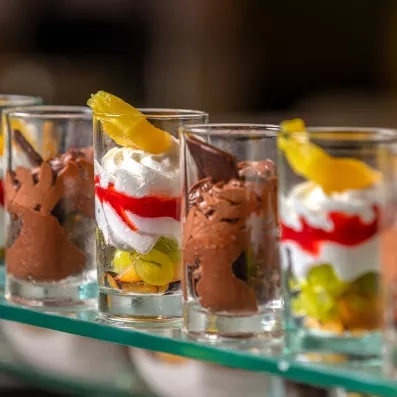 Buffet de desserts et verrines gourmandes au restaurant de l'hôtel tout inclus Welcome Meridiana Djerba