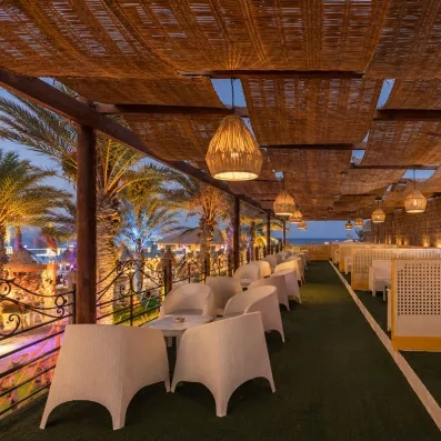 Terrasse lounge sous paillote avec vue sur les palmiers au Welcome Meridiana Djerba tout compris