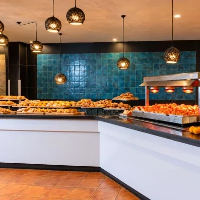 Buffet de petit-déjeuner avec viennoiseries et pains au Welcome Meridiana Djerba