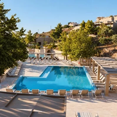 piscine avec transats  entourée d'arbres