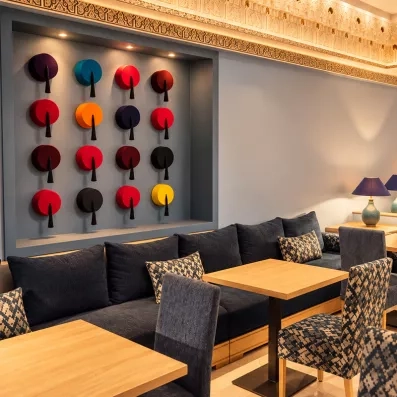 bar avec tables et chaises