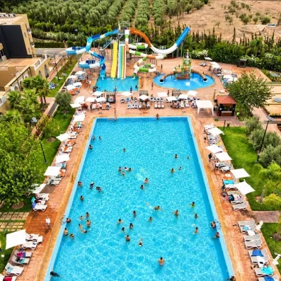 vue panoramique sur l'hôtel avec le jardin et la piscine 