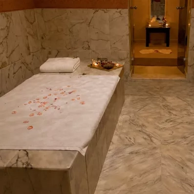 spa avec table de massage