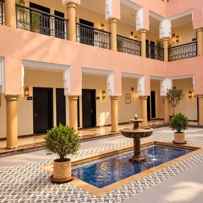 patio des chambres donnant sur une fontaine et un bassin entourée de faillances oreintale