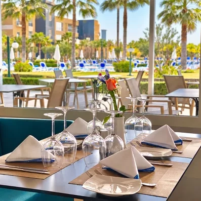 restaurant donnant sur le jardin avec tables et couverts