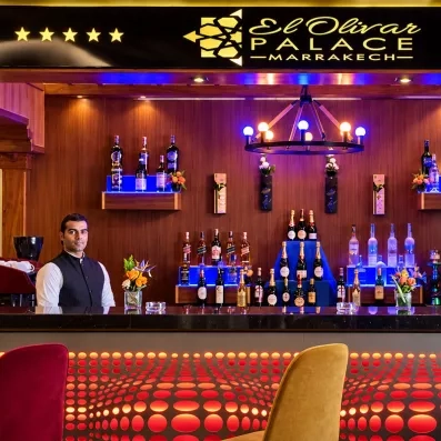 Barman à son bar