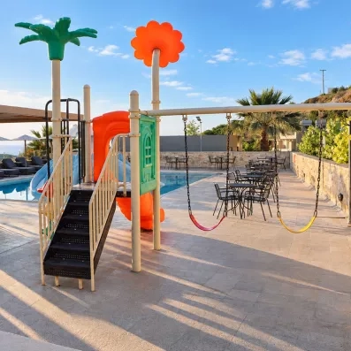 Jeux extérieur pour enfants, avec toboggan.