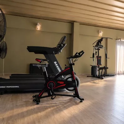 Salle de fitness avec machines de musculations.