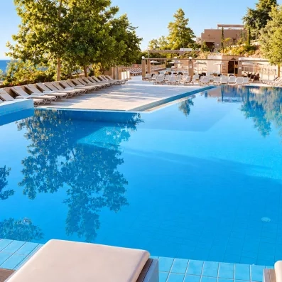 Vue de la piscine extérieur avec transats.