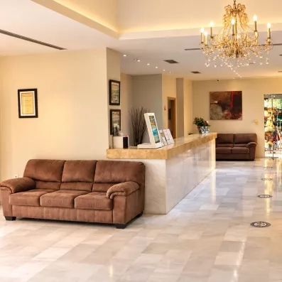 Hall de réception avec comptoir et fauteuils.