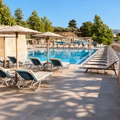 piscine extérieure avec transats