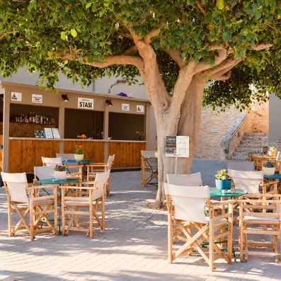 Snack de restauration à l'extérieur avec tables et chaises.