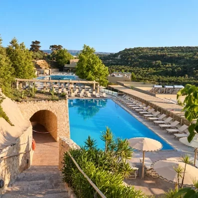 Piscine extérieur avec transats et végétations.