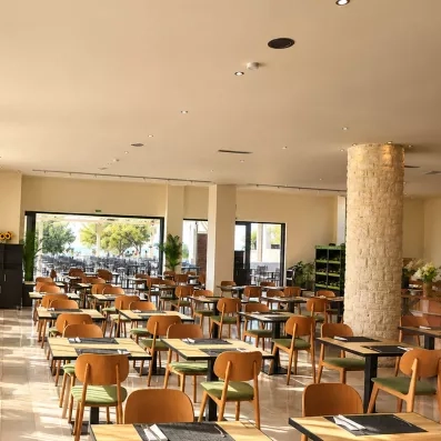 Grande salle intérieur de restaurant avec veranda.