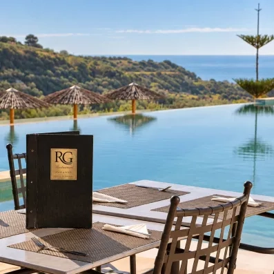 Table de restaurant dressé au bord de la mer.