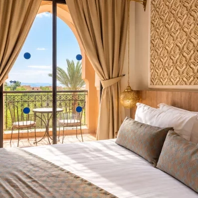 chambre avec un lit double et une grand baie vitrée