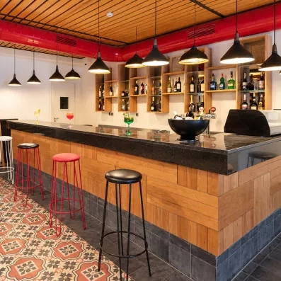 Bar avec tabourets et luminaires suspendus