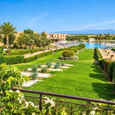 vue sur les jardins de l'hôtel, les immeubles et la piscine