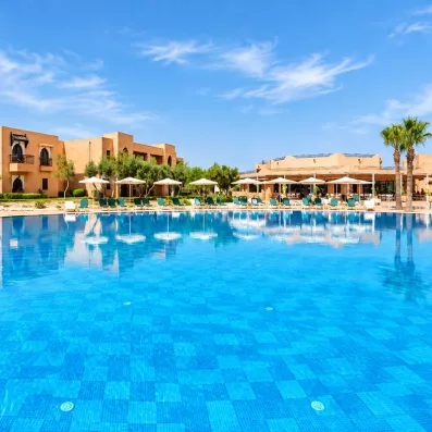 vue sur la piscine et les batiments