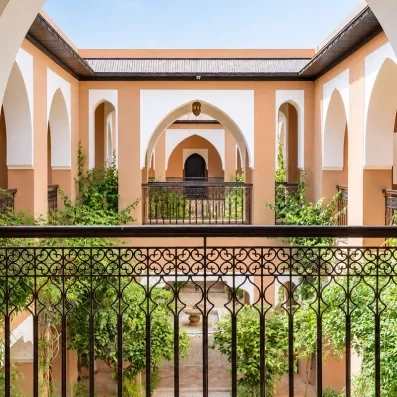 terrasse donnant sur le patio, décoré avec des arcs et un rempart en fer forgé