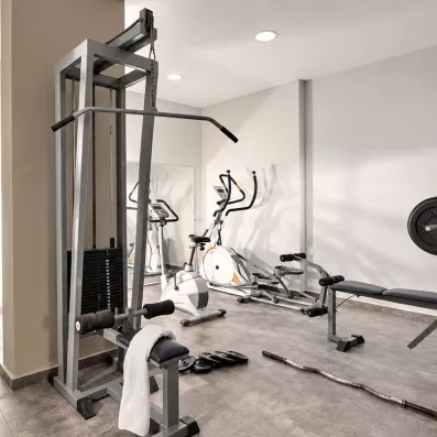 salle de sport, vélo elliptique, machine pour le dos, banc de développé couché, poids