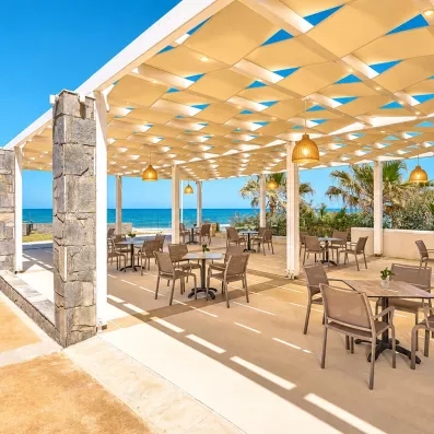 restaurant sur la terrasse extérieur sur la plage, avec des tables et des chaises  