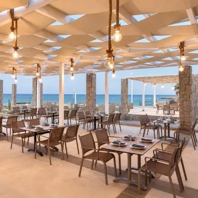 restaurant sur la terrasse extérieur sur la plage, avec des tables et des chaises  
