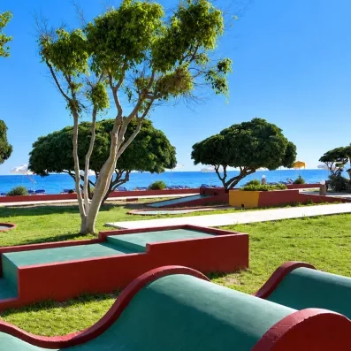 Circuit de mini-golf avec végétation