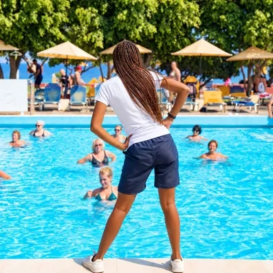 animatrice mondi club devant la piscine