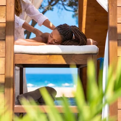 femme se faisant masser sur une table de massage à l'extérieur de l'hôtel 