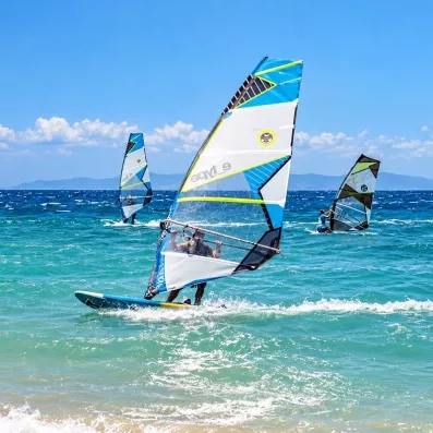 3 planches à voile sur la mer