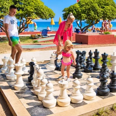 jeu d'échecs géants à l'extérieur et un petit circuit de mini golf  