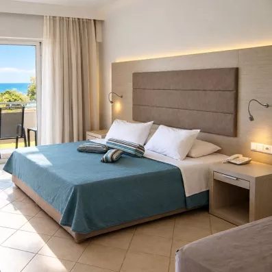 Grand lit chambre double avec grande porte fenêtre, vue sur mer