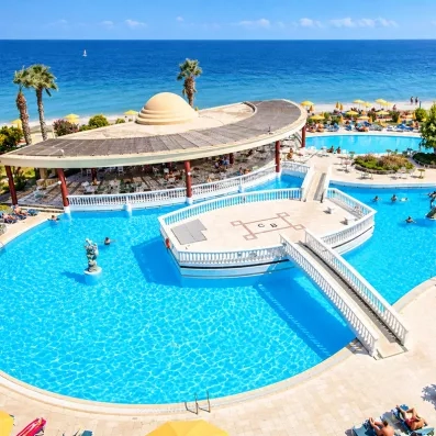 vue aérienne piscine extérieur avec allée vers le bar sur la plage, vue sur mer