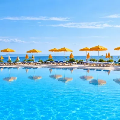 piscine extérieur avec parasols jaunes et transats en bleu vue sur mer