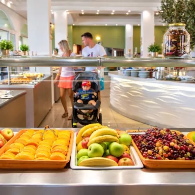 buffet avec plusieurs types de fruits et de desserts 